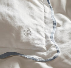 Signature Embellished Duvet Set - White/Hydrangea Curved Edge
